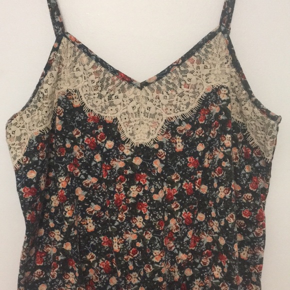 🌸🌺 Floral spaghetti strap tank top 🌸🌺 - Picture 2 of 6
